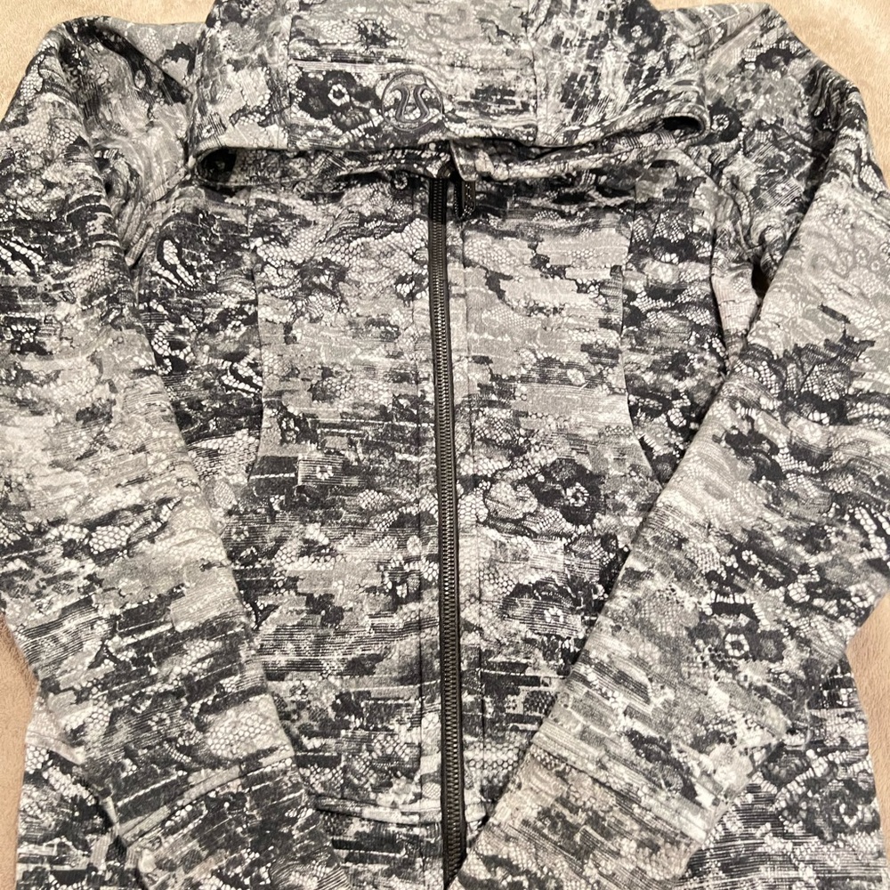 Lululemon scuba zipup 6, good used condition